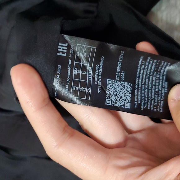 NWOT Guess Elegant Black Cold-Shoulder Long Sleeves Blouse Top. Black. Size M. - Picture 7 of 13